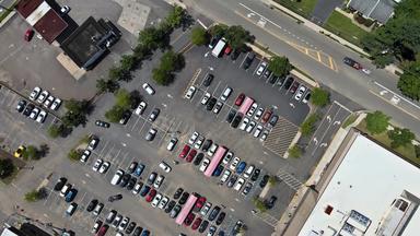 停车很多完全填满色彩斑斓的汽车购物中心高度鸟飞行